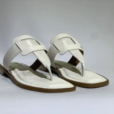 Sandalia plana en cuero