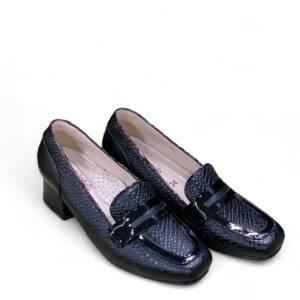 Mocasín Clásico Negro con Textura y Tacón Bajo