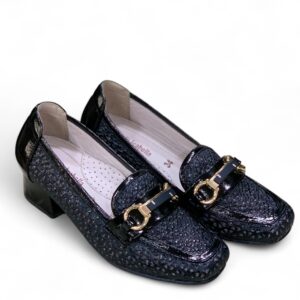 Mocasín Elegante Negro con Hebilla Dorada y Textura Calada