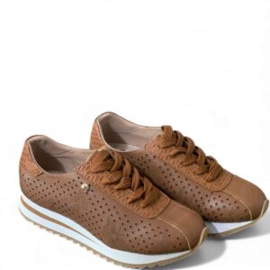 Tenis con estilo perforado