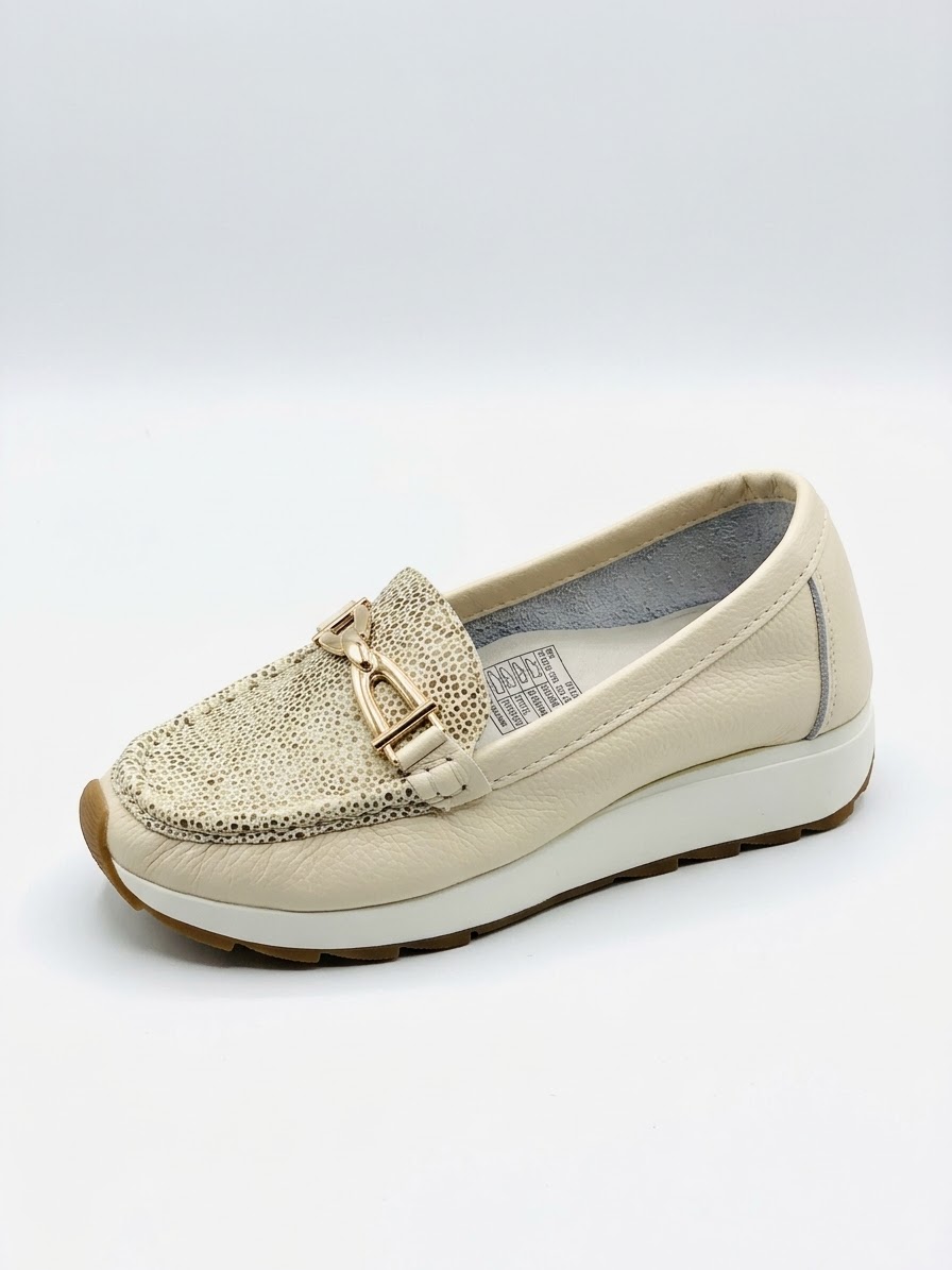 Mocasín Clásico Marfil con Herraje Dorado - Imagen 2